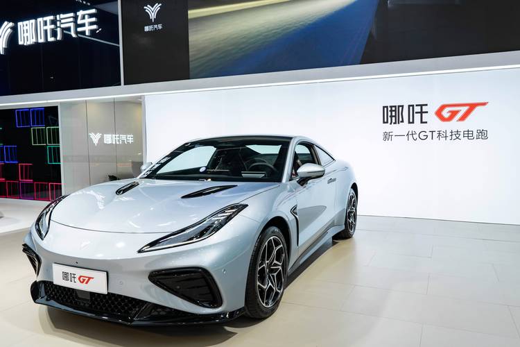 东莞31哪吒汽车在智能汽车领域的表现，领途汽车在新能源汽车市场中的影响力